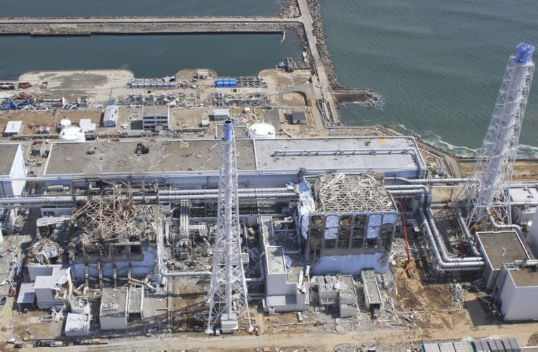 Japan gaat vervuild water van kernramp Fukushima in zee lozen