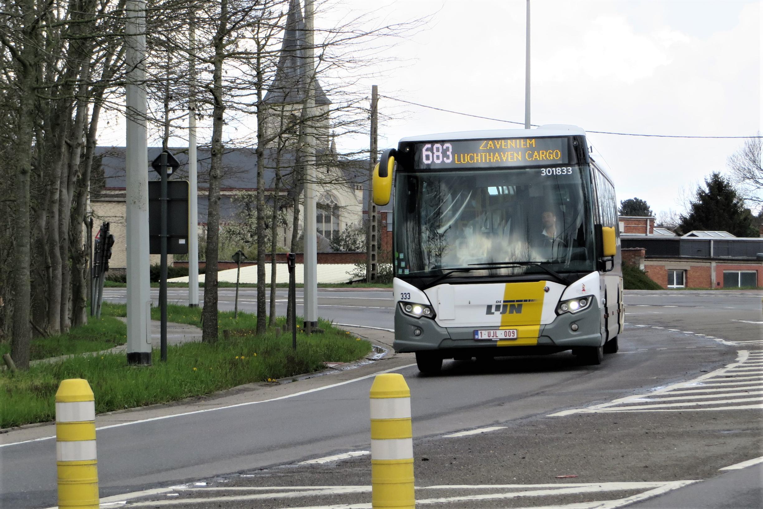 Hou op Vervorming olifant Bus 683 toert weer langs het Sport Vlaanderen-domein | Het Nieuwsblad Mobile