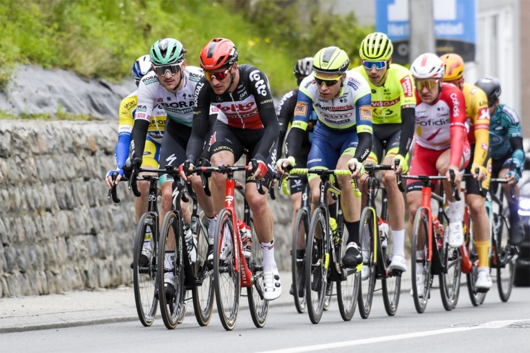 Wat een stunt: Tom Pidcock remonteert Wout van Aert en wint de Brabantse Pijl