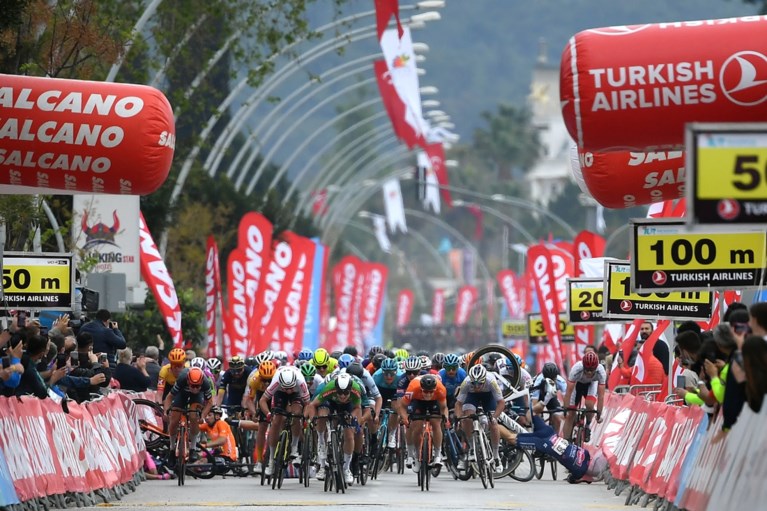 Hattrick Cavendish: spurter van Deceuninck - Quick Step wint vierde etappe Ronde van Turkije in tumultueuze massaspurt