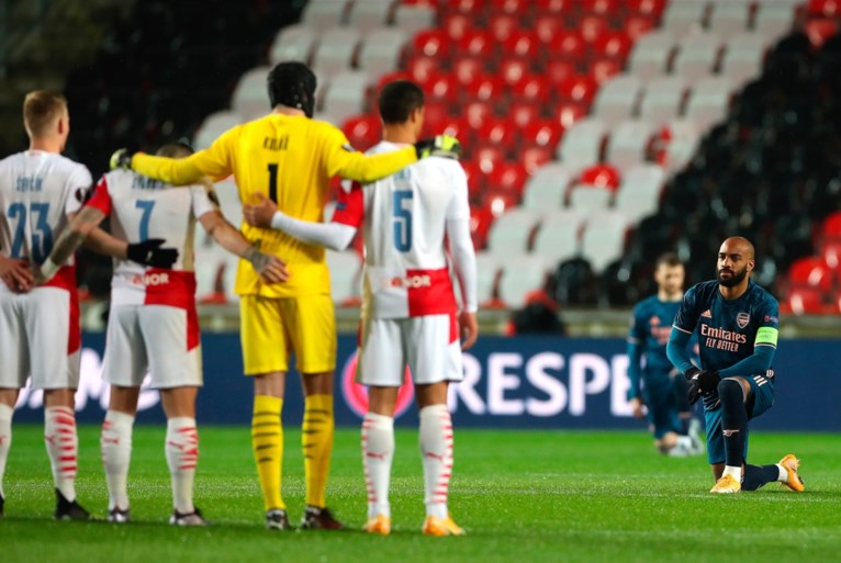 Beeld van knielende Arsenal-spits gaat viraal: Lacazette maakt statement tegen ploeg die racisme-incident ontkent