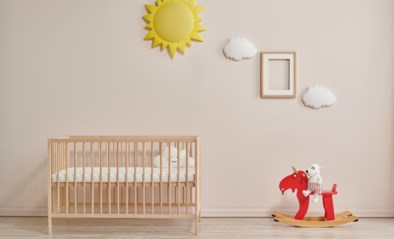 Geen knuffels en zeker geen tweede matras: hier moet je op letten om je kinderbedje veilig te houden