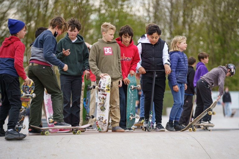 Het is druk in het grootste skatepark van het land, maar de komende maanden mogen er minder skaters binnen
