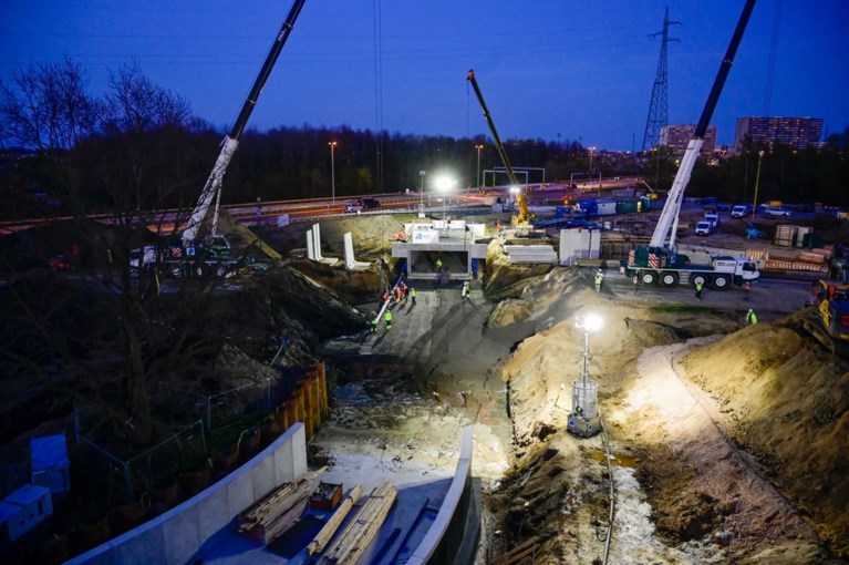 Fietsersbrug en -tunnel aan winkelpark Malinas op hun plaats gezet