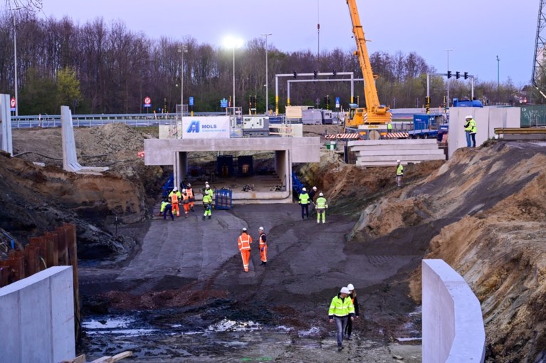 Fietsersbrug en -tunnel aan winkelpark Malinas op hun plaats gezet