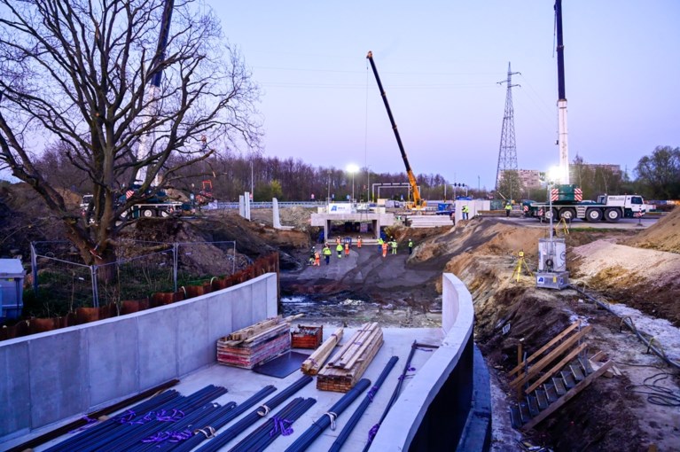 Fietsersbrug en -tunnel aan winkelpark Malinas op hun plaats gezet
