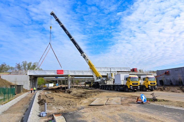 Fietsersbrug en -tunnel aan winkelpark Malinas op hun plaats gezet