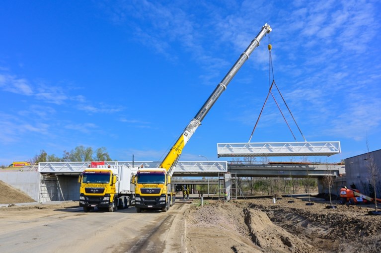 Fietsersbrug en -tunnel aan winkelpark Malinas op hun plaats gezet