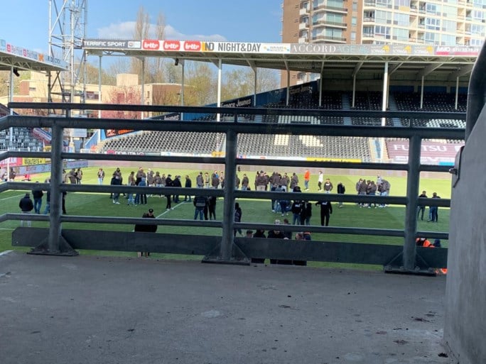 Boze fans van Sporting Charleroi bezetten urenlang het veld, Mehdi Bayat spreekt hen toe: “We weten dat er werk aan de winkel is”
