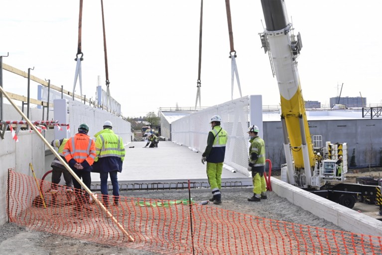 Fietsersbrug en -tunnel aan winkelpark Malinas op hun plaats gezet