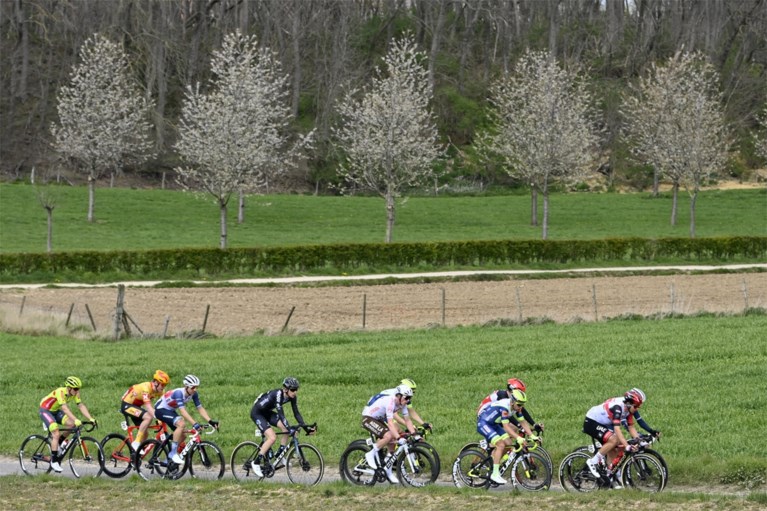 Na lang beraad is het officieel: Wout van Aert wint de Amstel Gold Race na millimetersprint met Tom Pidcock!
