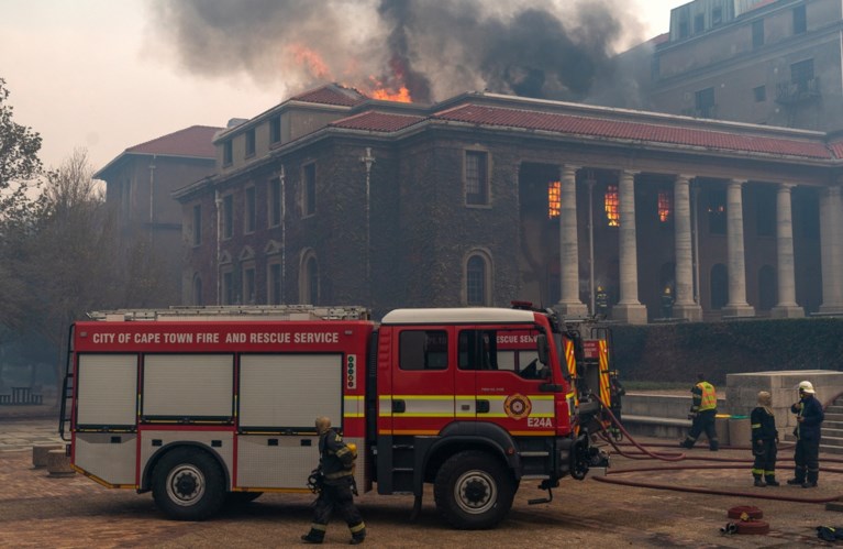 Man opgepakt die brand op Tafelberg veroorzaakte: meerdere historische gebouwen in Kaapstand verwoest