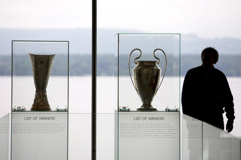 Twaalf topclubs leggen bom onder Europees voetbal en kondigen Super League aan: FIFA en UEFA zijn woedend en dreigen met sancties