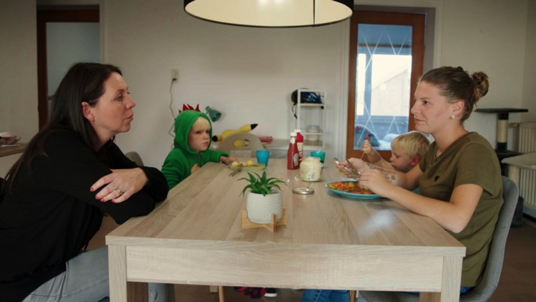 Ellen (25) vertelt aan Kristel Verbeke in ‘Zorgen voor mama’ over leven in armoede: “Ik ben te trots om te leven van een uitkering”