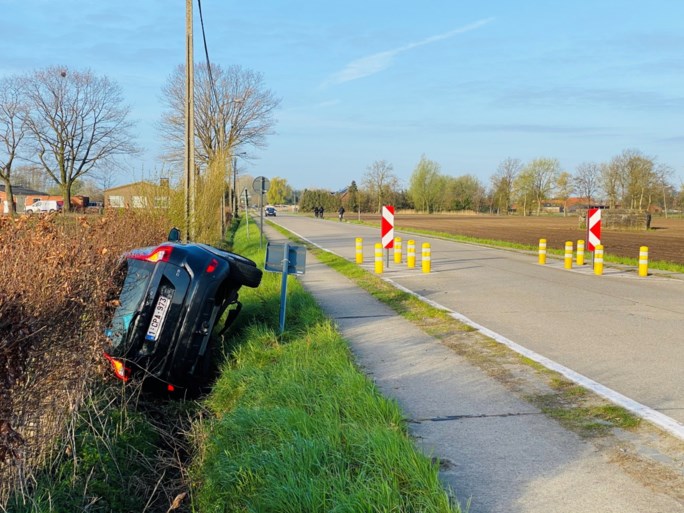 Auto kantelt in gracht na botsing op kruispunt in Oud-Turnhout