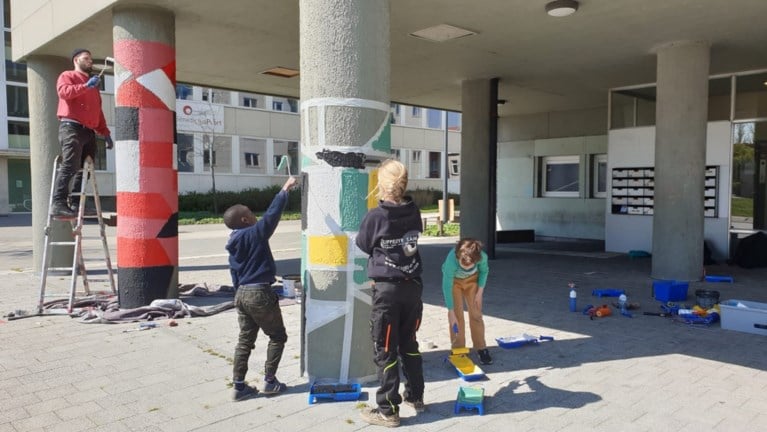 Na alle miserie op Centrumplein: kinderen uit de buurt maken kleurrijke streetart