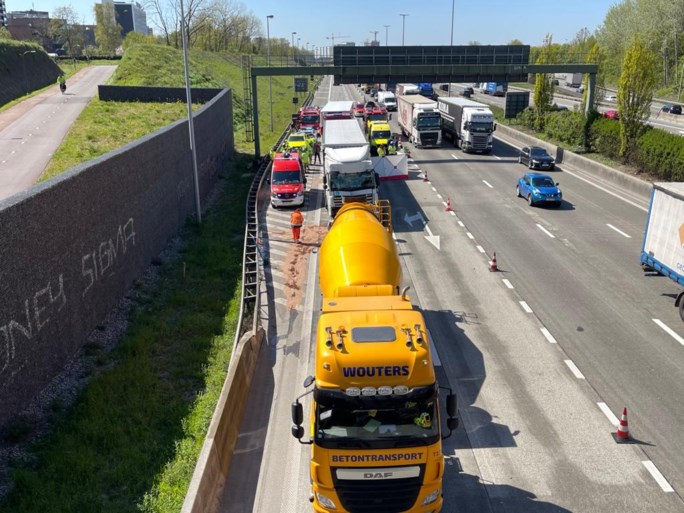 Moeder met baby geklemd tussen twee vrachtwagens bij ernstig ongeval op Antwerpse Ring