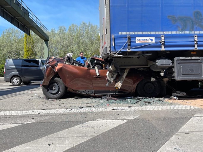 Moeder met baby geklemd tussen twee vrachtwagens bij ernstig ongeval op Antwerpse Ring