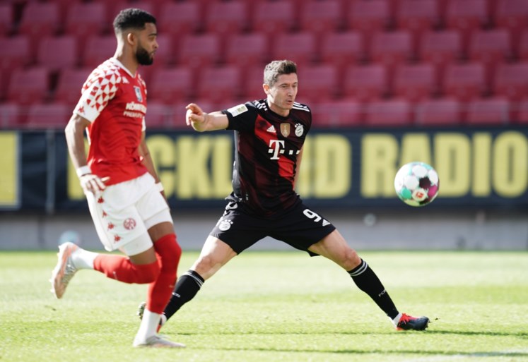Zwak Bayern moet titelfeest nog even uitstellen na 2-1-nederlaag bij Mainz, Dortmund wint belangrijk duel in Wolfsburg
