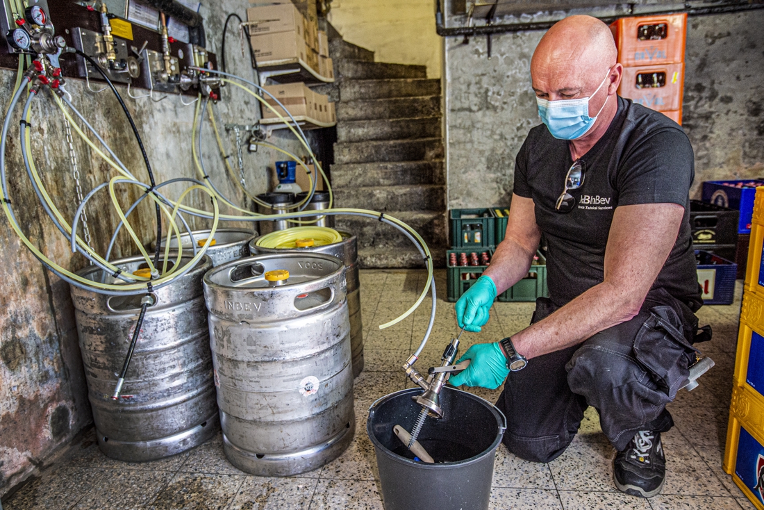 The great cleaning of the taps: hundreds of km of beer pipe …