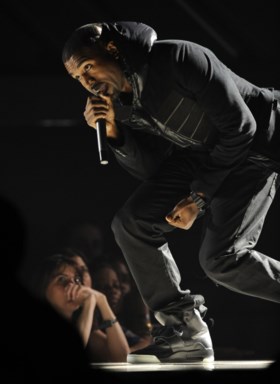 Sneakers van Kanye West verkocht voor 1,5 miljoen euro