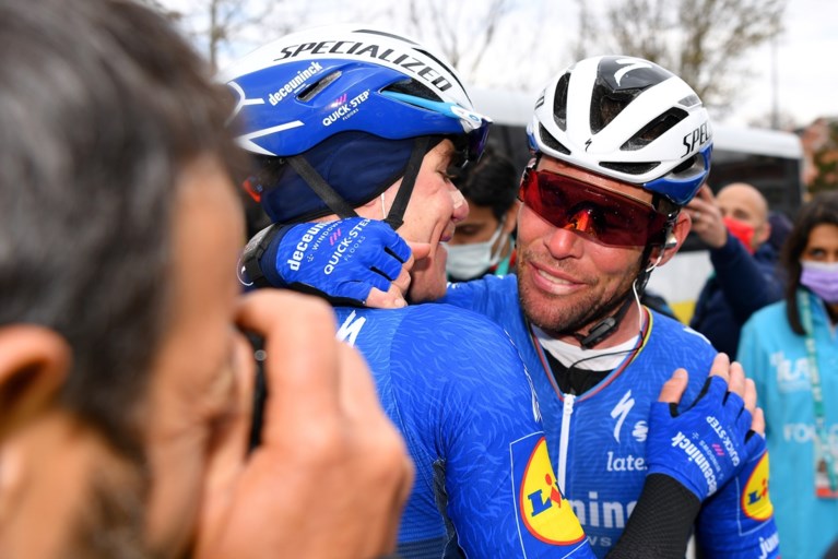 Mark Cavendish voelt zich opnieuw kiplekker bij zijn tweede familie: “Patrick Lefevere is mijn held”