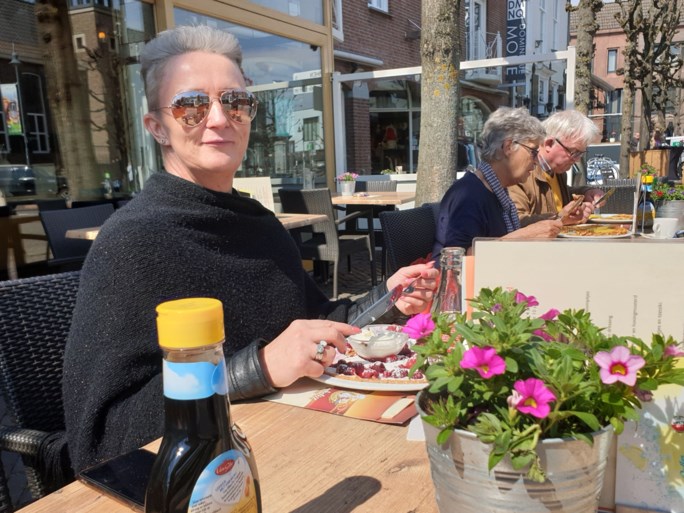 Eerste Belgen op terrassen vlak over de grens: “Schade van de voorbije maanden inhalen”