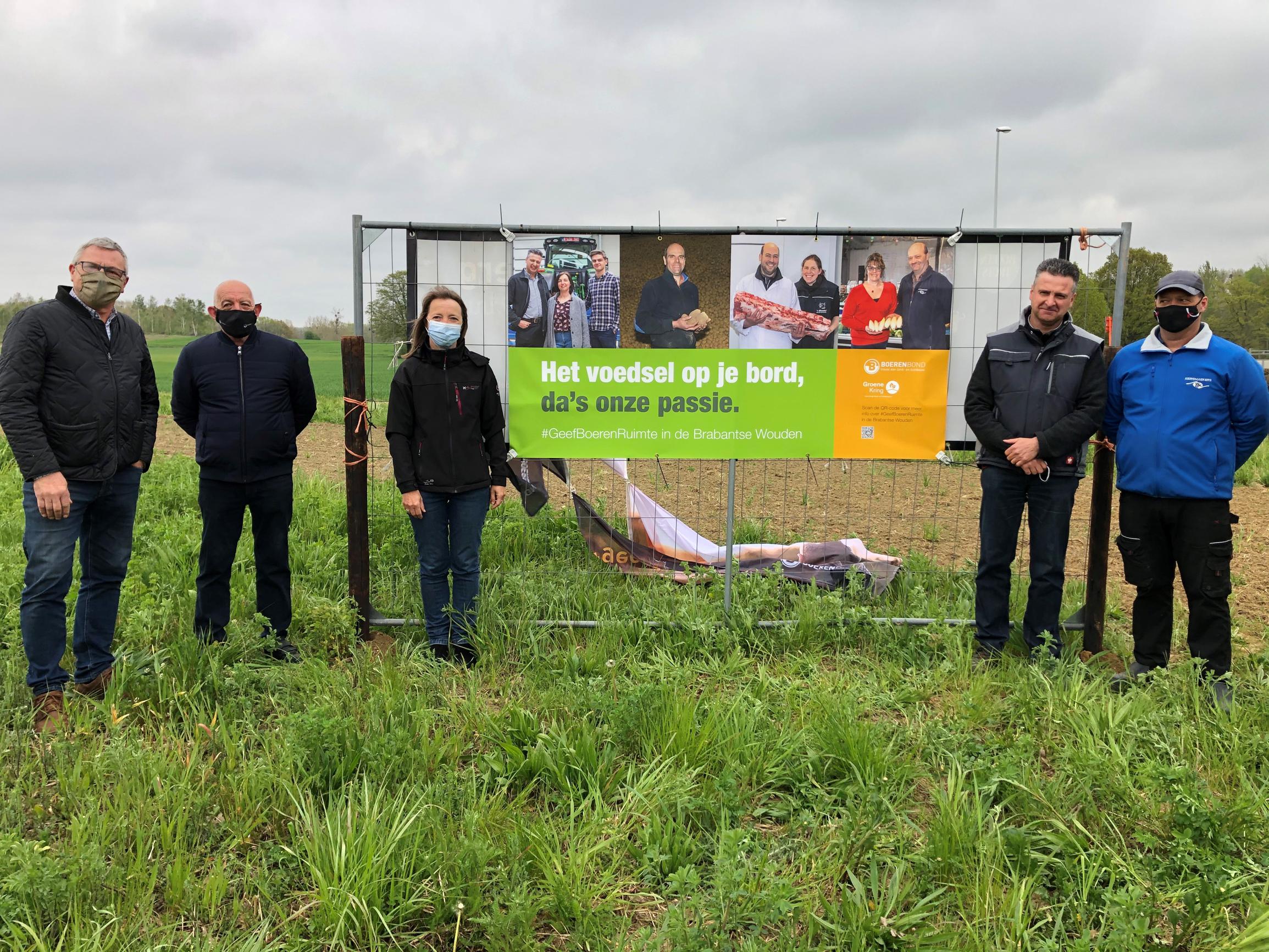 Boeren willen van zich laten horen met spandoekactie “Gronden worden opgekocht en wij hebben niets te zeggen” (Kortenberg) Het Nieuwsblad Mobile afbeelding