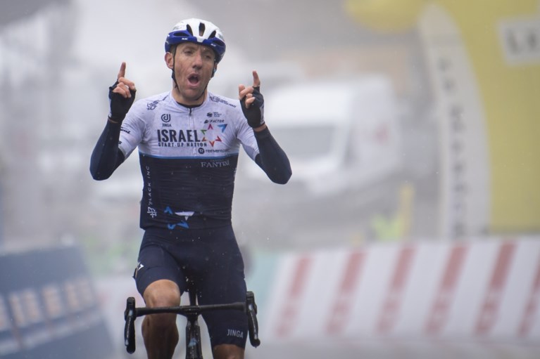 Dramatiek in Ronde van Romandië: Michael Woods trotseert als beste regen en mist, Geraint Thomas valt in eindsprint