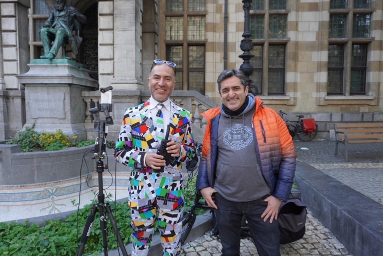 Muzikant met kleinste saxofoon ter wereld start stille tour in Antwerpen