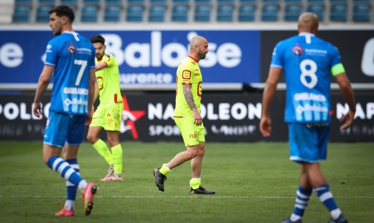 Pech voor Steven Defour: middenvelder moet geblesseerd naar de kant in afscheidstournée