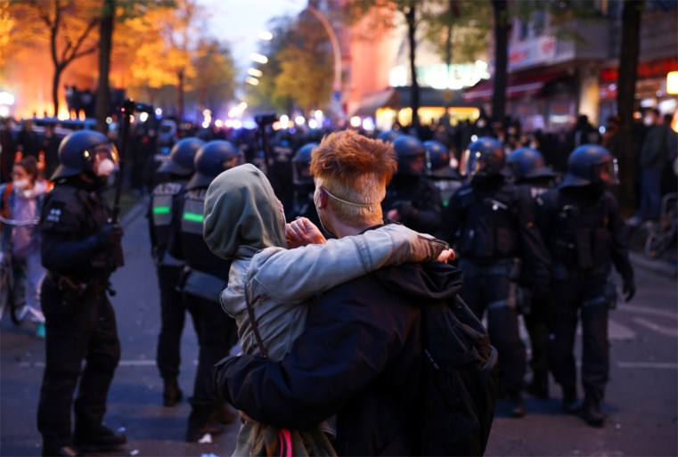 Manifestaties in Berlijn draaien uit op geweld tegen de politie: 240 arrestaties