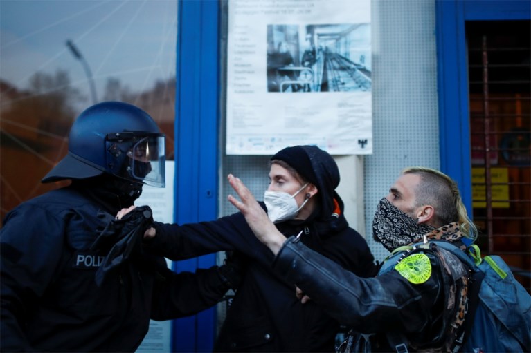 Manifestaties in Berlijn draaien uit op geweld tegen de politie: 240 arrestaties