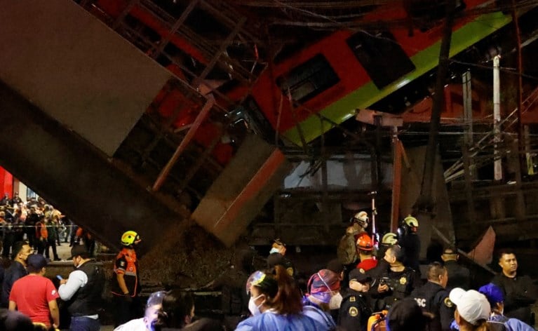 Moment waarop metrobrug in Mexico instort gefilmd: zeker 23 doden, tientallen gewonden