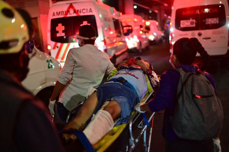 Moment waarop metrobrug in Mexico instort gefilmd: zeker 23 doden, tientallen gewonden