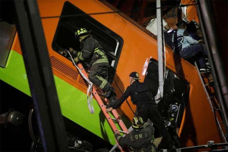Moment waarop metrobrug in Mexico instort gefilmd: zeker 23 doden, tientallen gewonden