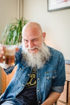 Axl Peleman (50) drinkt niet, maar is blij als zijn ‘stamcafé’ weer open is: “Als ik eens door de bocht wil gaan, durf ik zelfs een Red Bull nemen”