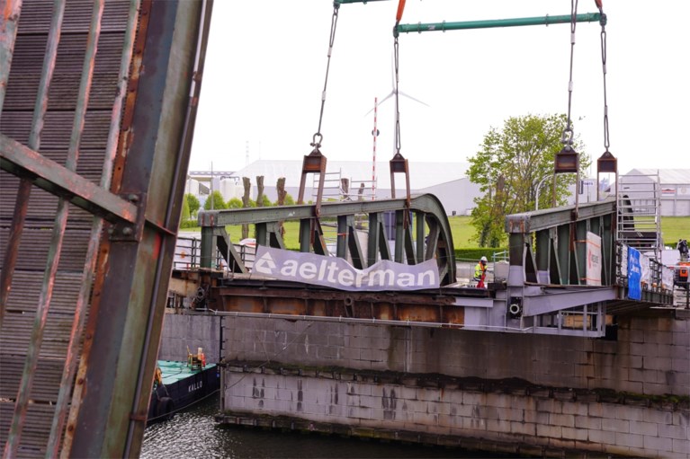 Meulestedebrug ligt terug op haar plaats, nu nog de laatste herstelling