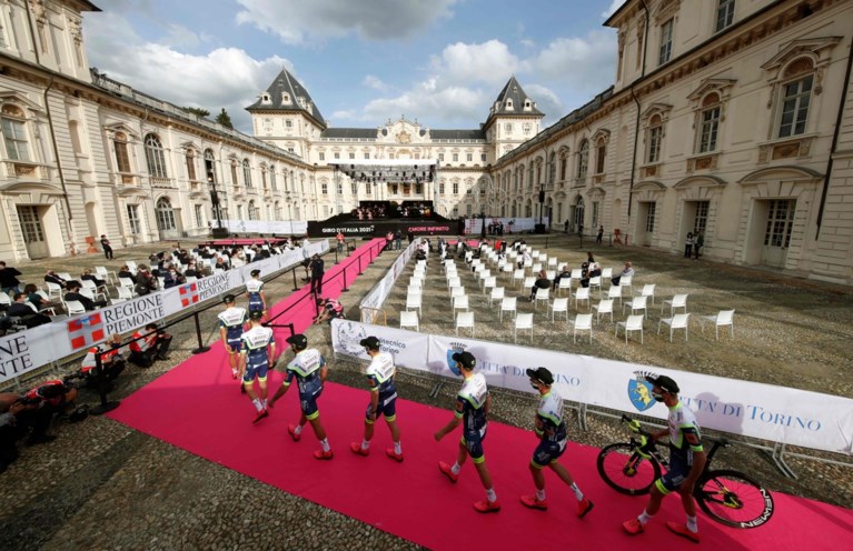 Ploegvoorstelling Giro: Remco Evenepoel maakt zijn opwachting en is vooral blij dat hij op het podium mag staan