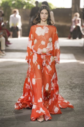 COPY THE LOOK. De maxi-jurk opgefleurd: zo doe je dat