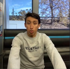 Topfavoriet Egan Bernal heeft nog wat last van de rug en is benieuwd naar Evenepoel: “Hij is een groot coureur”