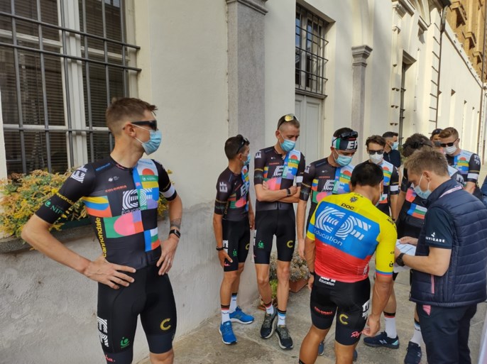 Ploegvoorstelling Giro: Remco Evenepoel maakt zijn opwachting en is vooral blij dat hij op het podium mag staan