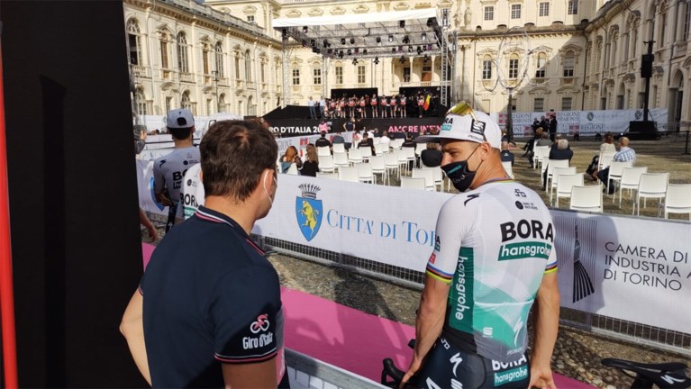Ploegvoorstelling Giro: Remco Evenepoel maakt zijn opwachting en is vooral blij dat hij op het podium mag staan