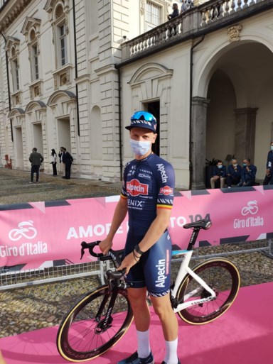 Ploegvoorstelling Giro: Remco Evenepoel maakt zijn opwachting en is vooral blij dat hij op het podium mag staan