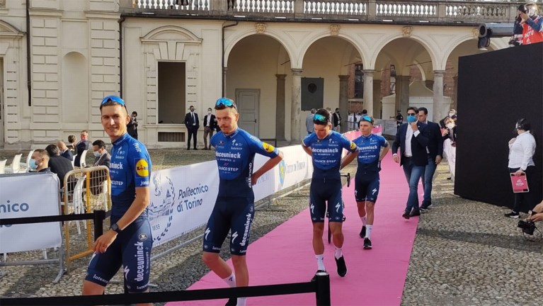 Ploegvoorstelling Giro: Remco Evenepoel maakt zijn opwachting en is vooral blij dat hij op het podium mag staan