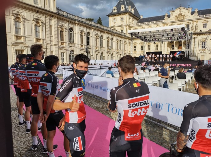 Ploegvoorstelling Giro: Remco Evenepoel maakt zijn opwachting en is vooral blij dat hij op het podium mag staan