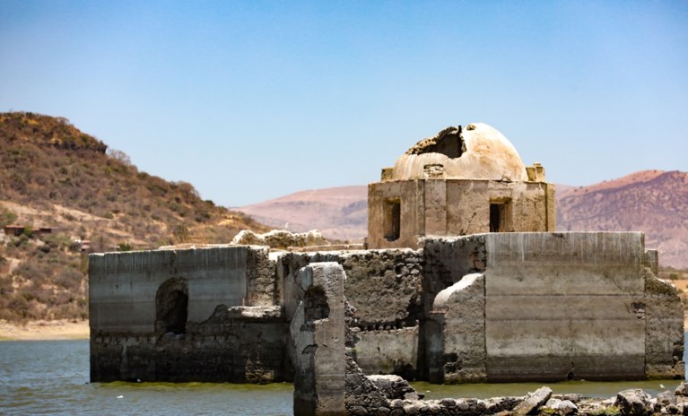 Mexico zucht onder aanhoudende droogte: verzonken kerk duikt weer op