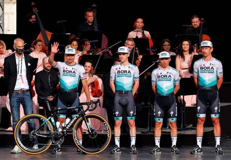 Ploegvoorstelling Giro: Remco Evenepoel maakt zijn opwachting en is vooral blij dat hij op het podium mag staan