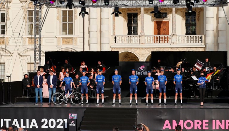 Ploegvoorstelling Giro: Remco Evenepoel maakt zijn opwachting en is vooral blij dat hij op het podium mag staan