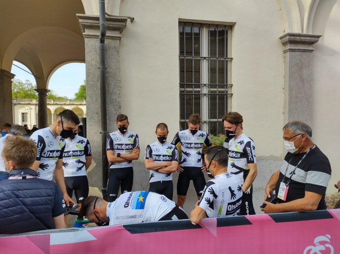Ploegvoorstelling Giro: Remco Evenepoel maakt zijn opwachting en is vooral blij dat hij op het podium mag staan